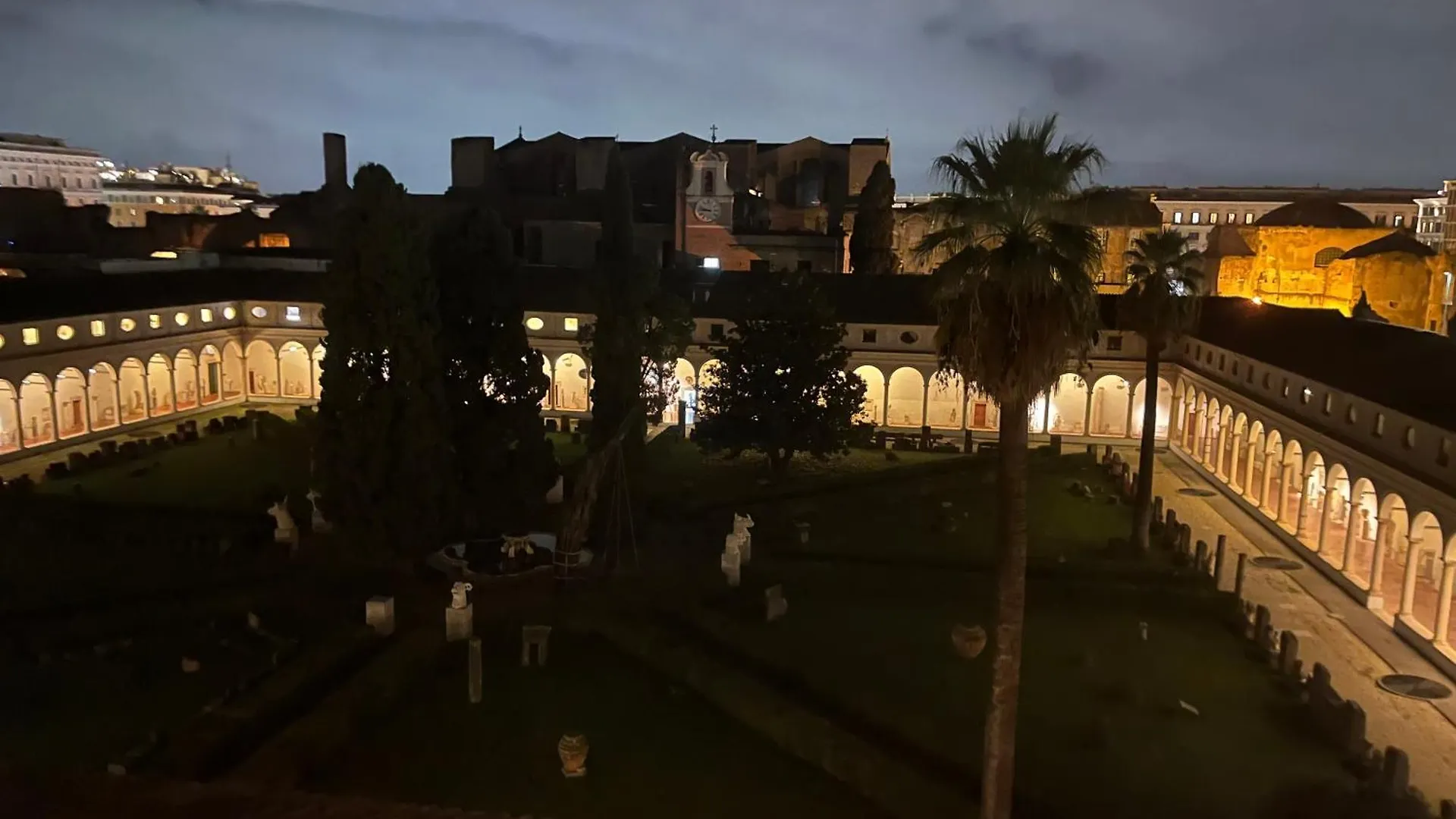 Camera X2 Con Magnifica Vista Sul Chiostro Di Michelangelo E Le Terme Di Diocleziano Rome Italy